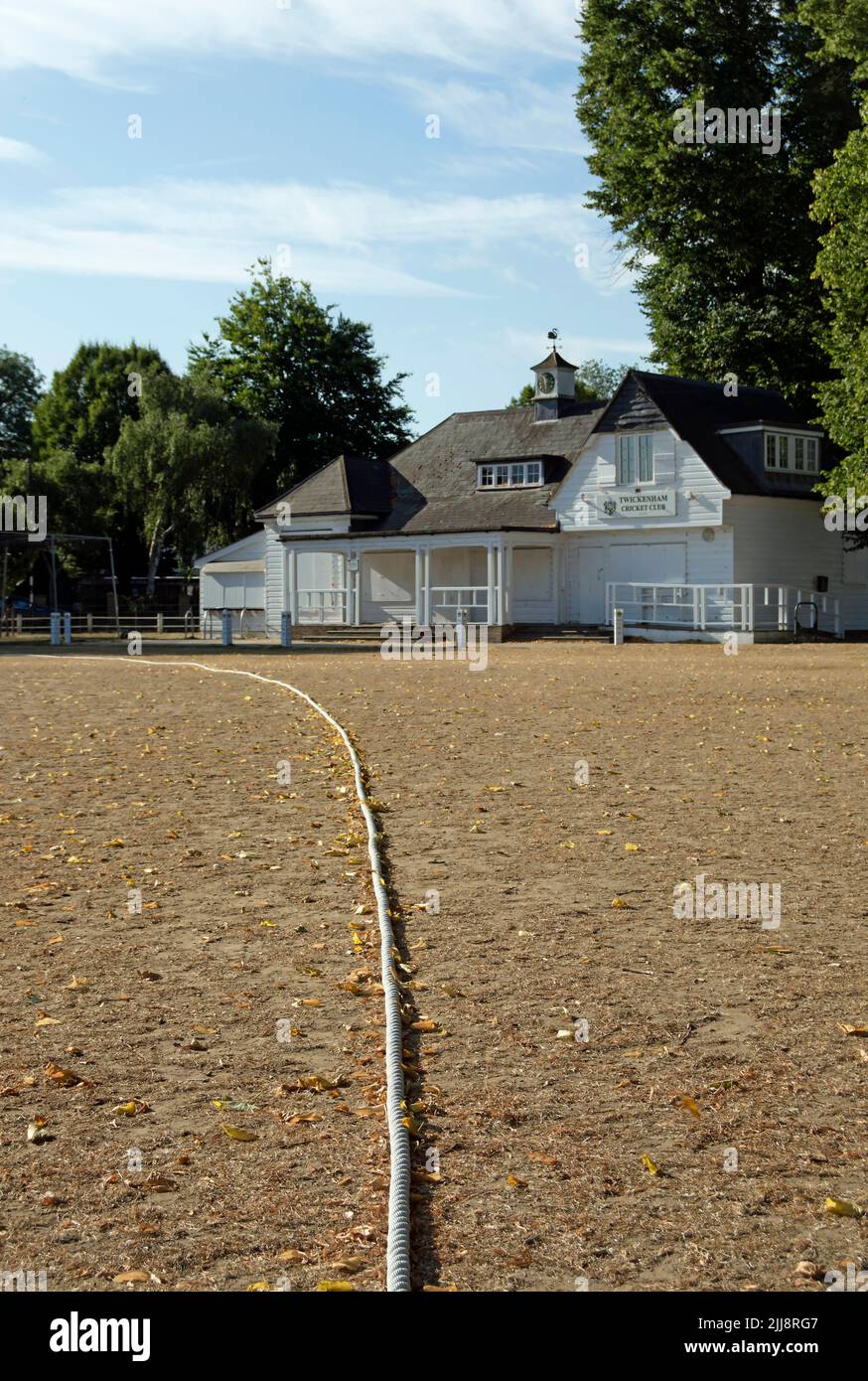 cuerda límite en tierra resecada en el club de cricket twickenham, en twickenham, middlesex, inglaterra, durante el caluroso y seco julio de 2022 Foto de stock