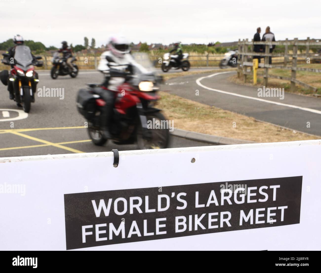 Hinckley, Leicestershire, Reino Unido. 24th de julio de 2022. Los pilotos llegan durante un intento de récord mundial para la motorista femenina más grande se reúnen en la sede global de Triumph Motorcycles. Crédito Darren Staples/Alamy Live News. Foto de stock