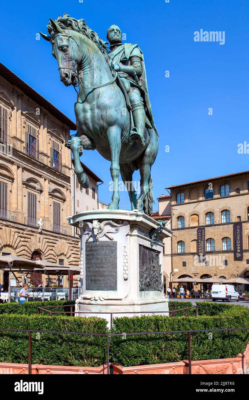 Florencia, Italia - 6 de septiembre de 2014: Estatua ecuestre de Cosimo Medici en la Piazza della Signoria en Florencia Foto de stock