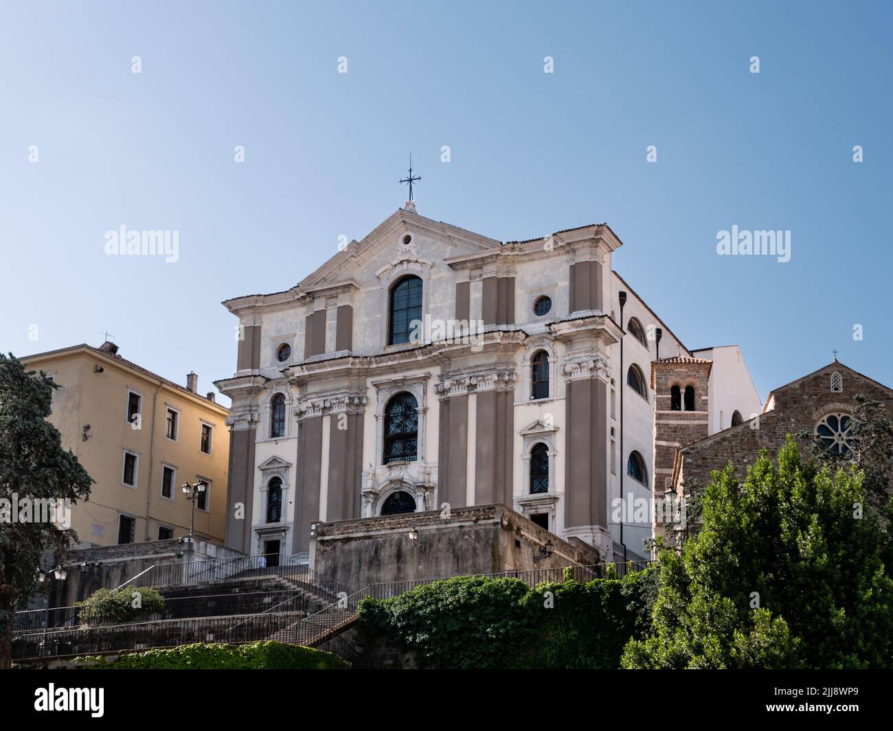 Exterior de la iglesia barroca Santa Maria Maggiore en Trieste, Italia Foto de stock