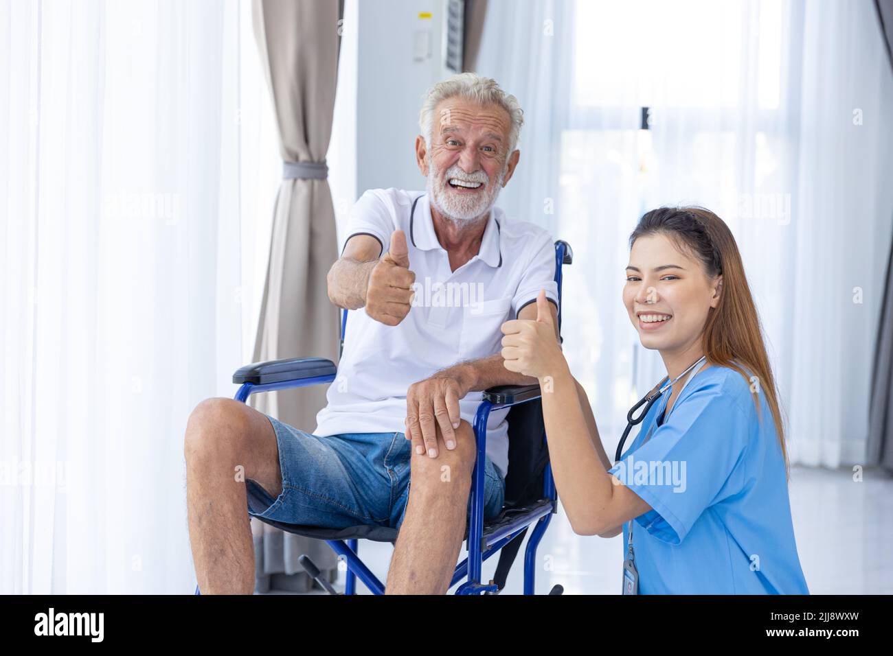 Retrato Enfermera Personal Médico Servicio de Apoyo Senior Ancianos Hombre Saludable en Rueda Silla pulgares up sonrisa feliz. Foto de stock