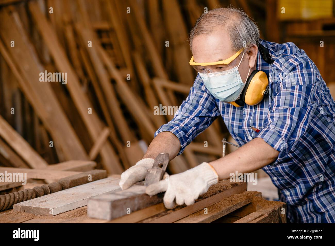 profesional carpintero fabricante de muebles de madera manualidades de trabajo en taller de madera con seguridad Foto de stock