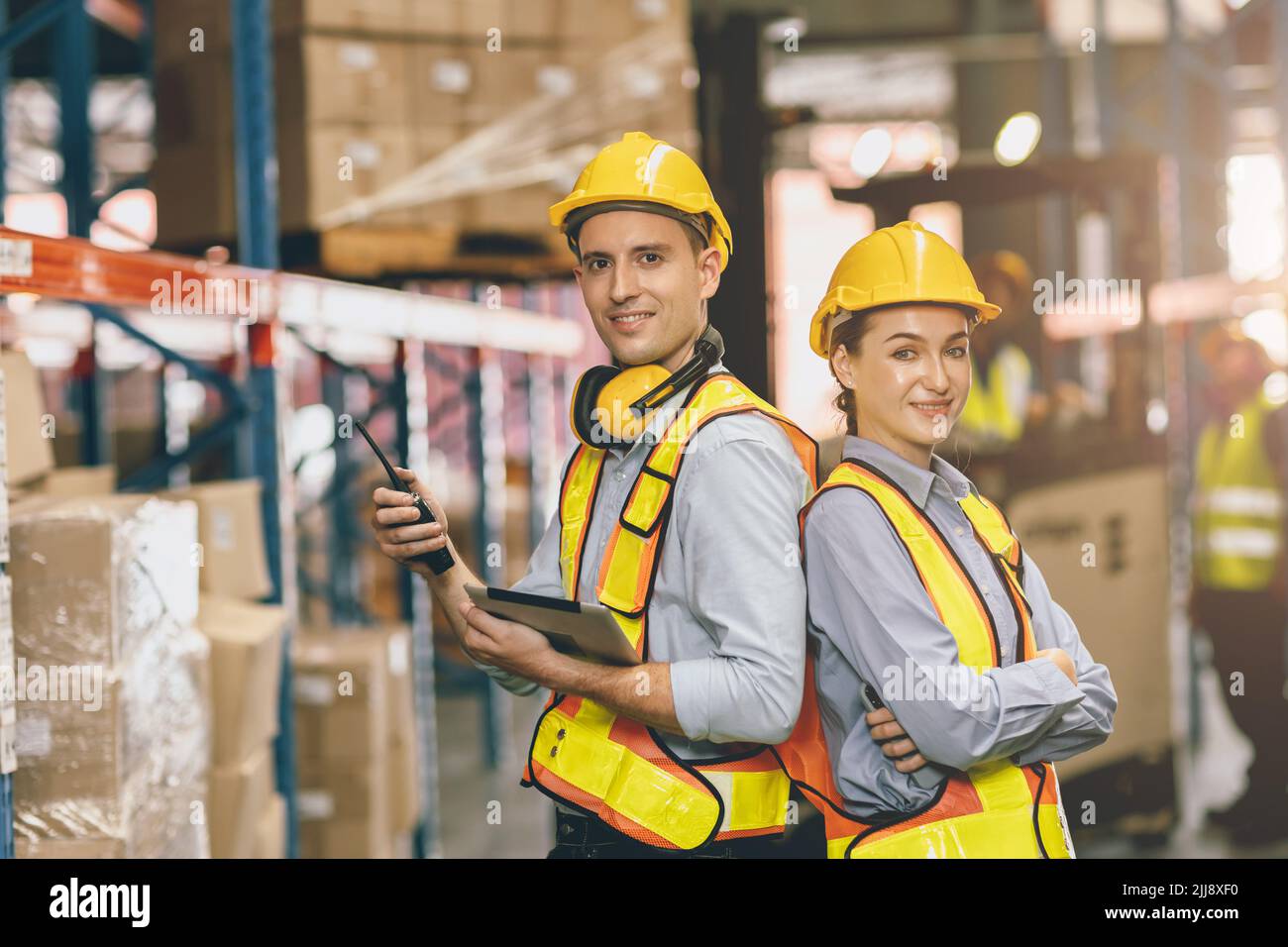 retrato del ingeniero de almacén de carga gente hombre y mujer caucásicos de pie juntos trabajo en equipo Foto de stock