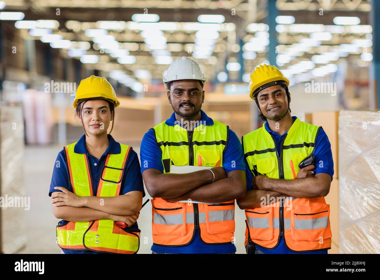 Grupo de personas de ingenieros Trabajador indio Latino hispano confidente sonrisa de pie en un gran almacén de la fábrica Foto de stock