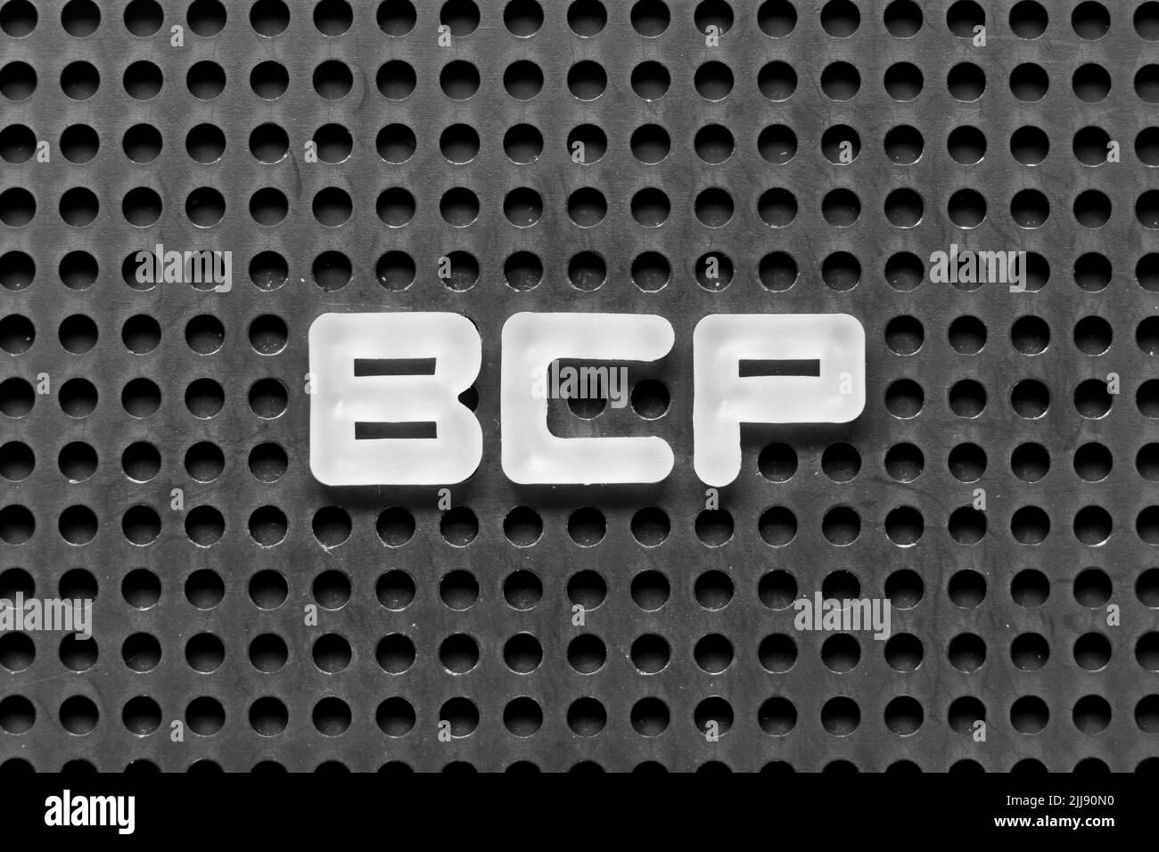 Letra del alfabeto blanco en la palabra BCP (abreviatura plan de continuidad de negocio) sobre fondo negro de tablero de ganchos Foto de stock