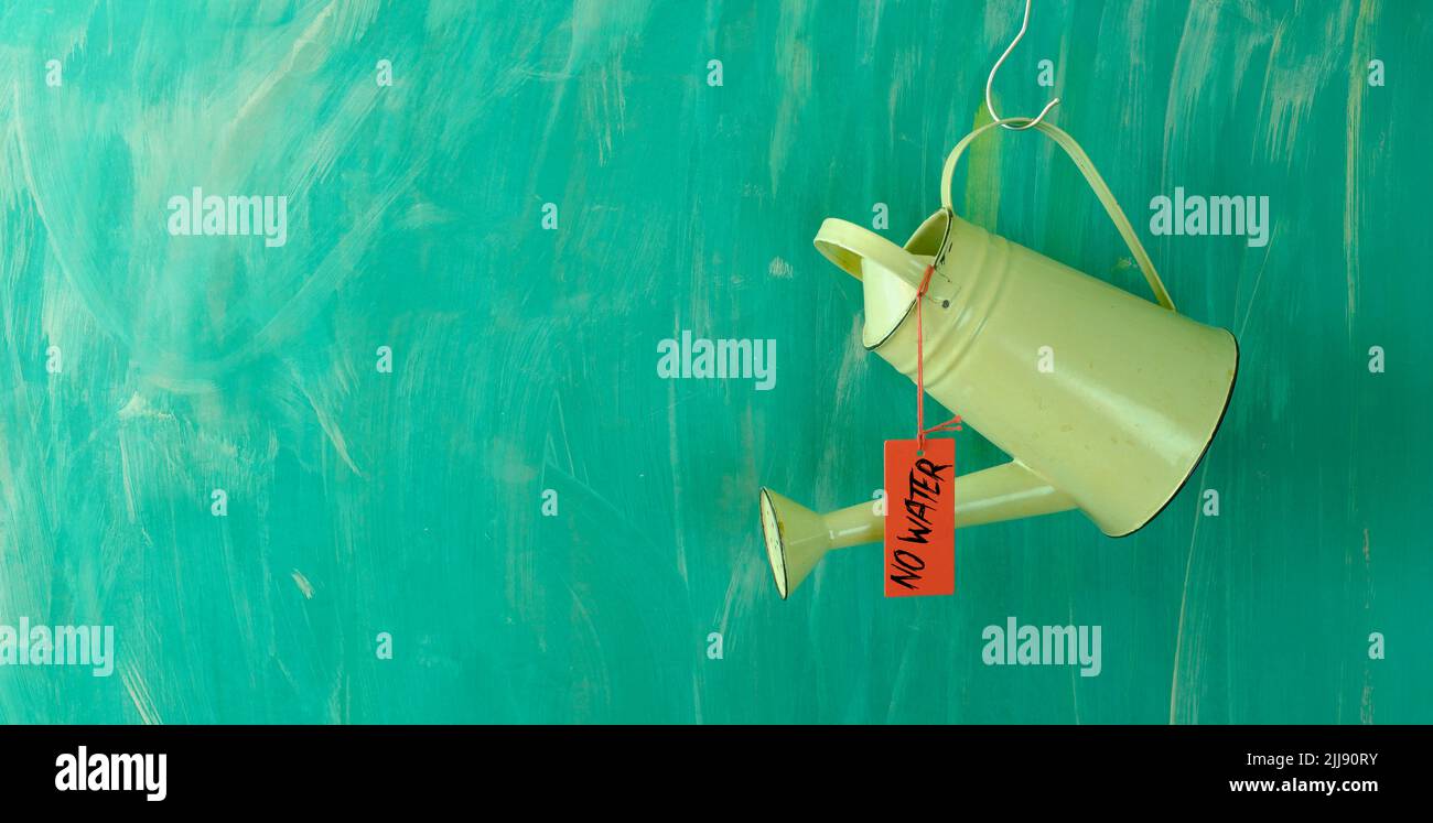 Regadera con etiqueta colgante y mensaje sin agua. Escasez de agua, sequía, calentamiento global Foto de stock