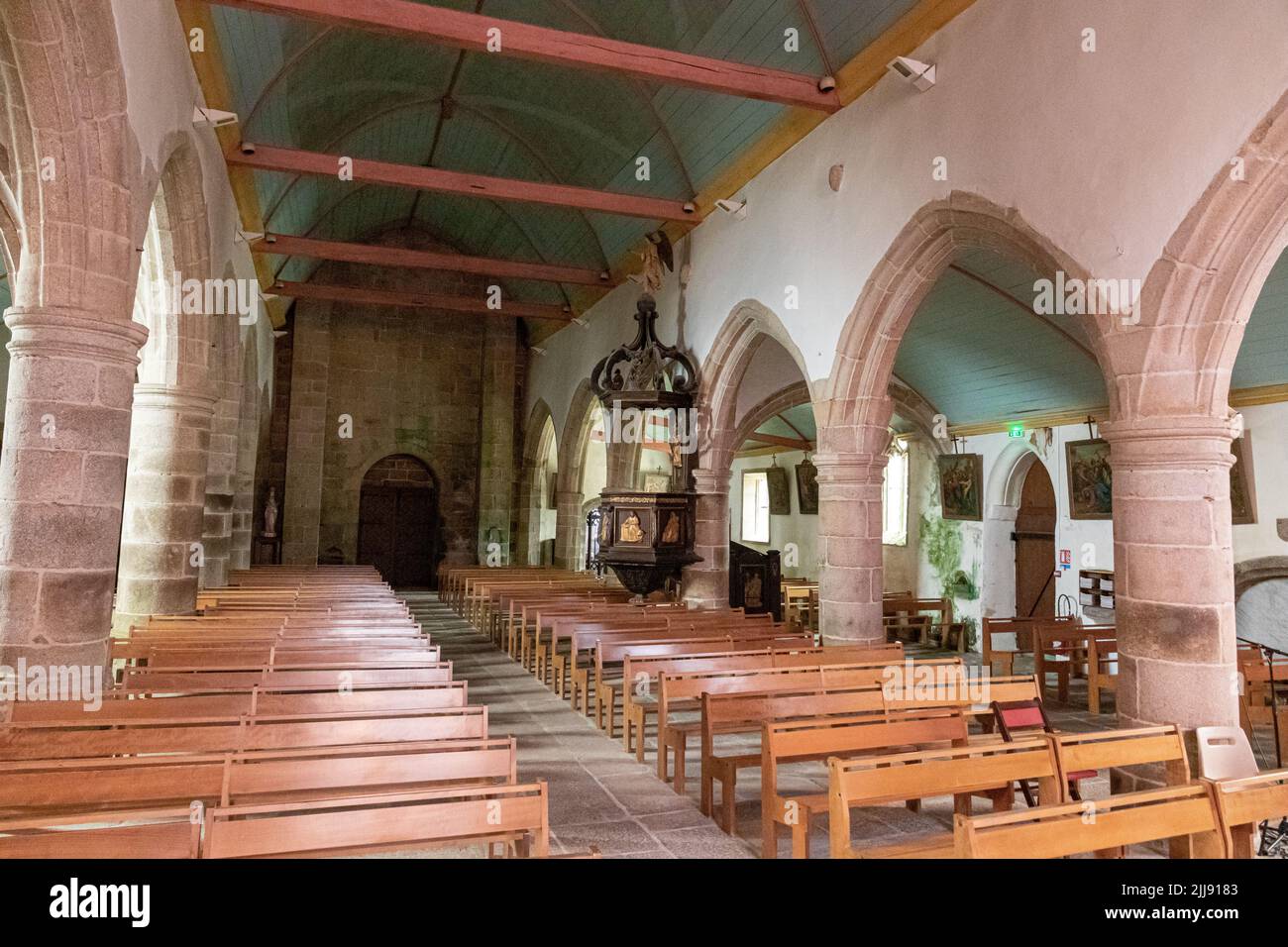 Ploumilliau (Plouilio), Francia. Dentro de la iglesia de Saint-Milliau, un templo gótico católico romano en esta pequeña ciudad de Bretaña Foto de stock