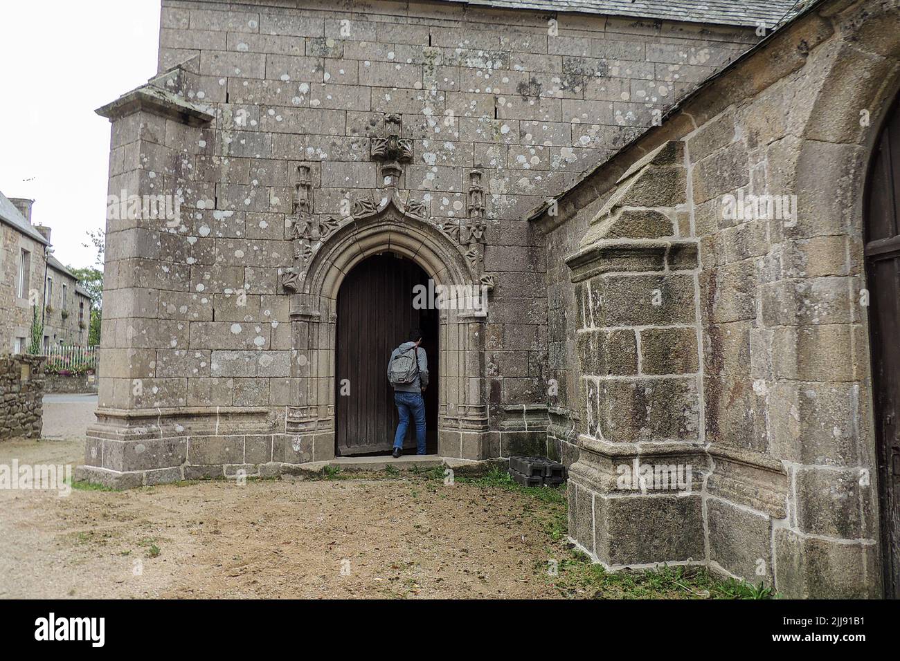 Ploumilliau (Plouilio), Francia. La iglesia de Saint-Milliau, un templo gótico católico romano en esta pequeña ciudad de Bretaña Foto de stock