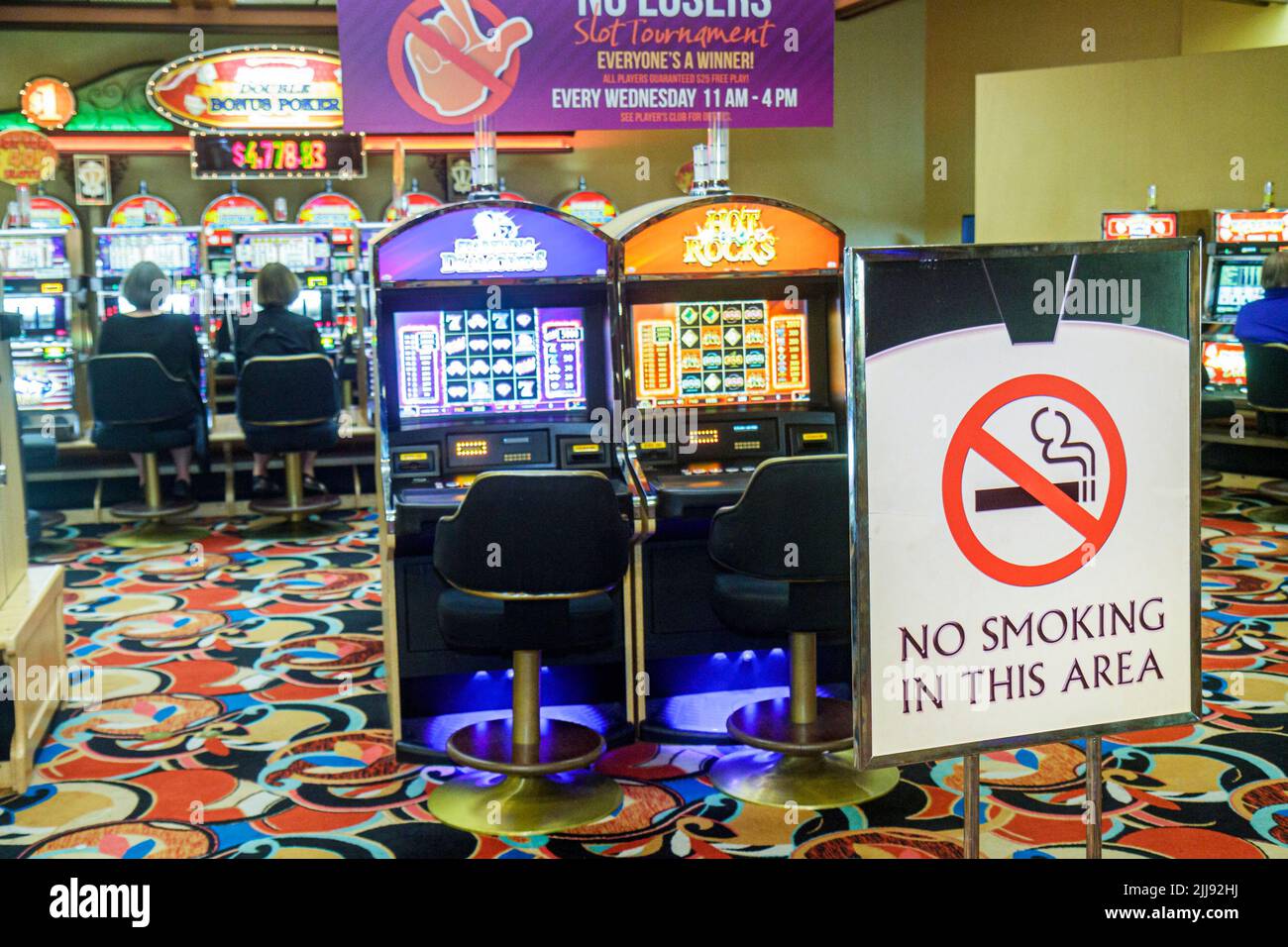 Las Vegas Nevada, Westgate Las Vegas Resort & Casino, dentro de las máquinas tragamonedas de juego interior, firmar símbolo de no fumar, visitantes que viajan gente de vacaciones Foto de stock