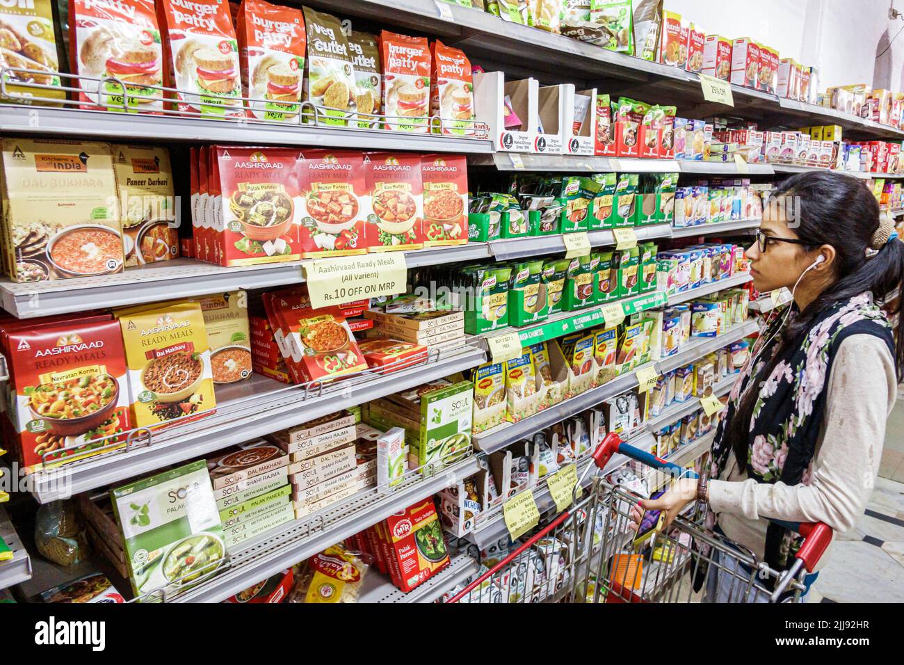 Mumbai India, India Asiática Colaba Sahkari Bhandar, Sahakari tienda de comestibles supermercado compras mercado de compras estantes compra mujer de alimentos Foto de stock