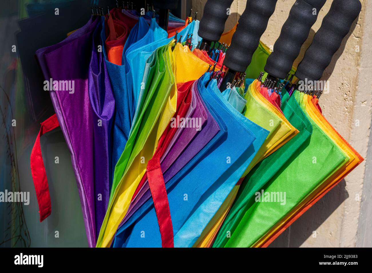 Paraguas multicolor, plegado, Münster, Westfalia, Renania del Norte-Westfalia, Alemania Foto de stock