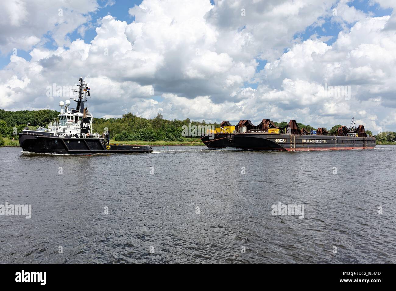 Muller Dordrecht remolcador EN AVANT 20 Remolcar pontón en el Canal de Kiel Foto de stock