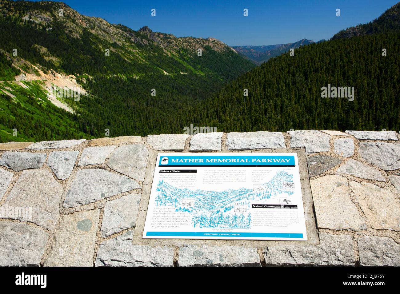 Tabla interpretativa en el mirador de Chinook Pass, Mather Memorial Parkway, Wenatchee National Forest, Washington Foto de stock