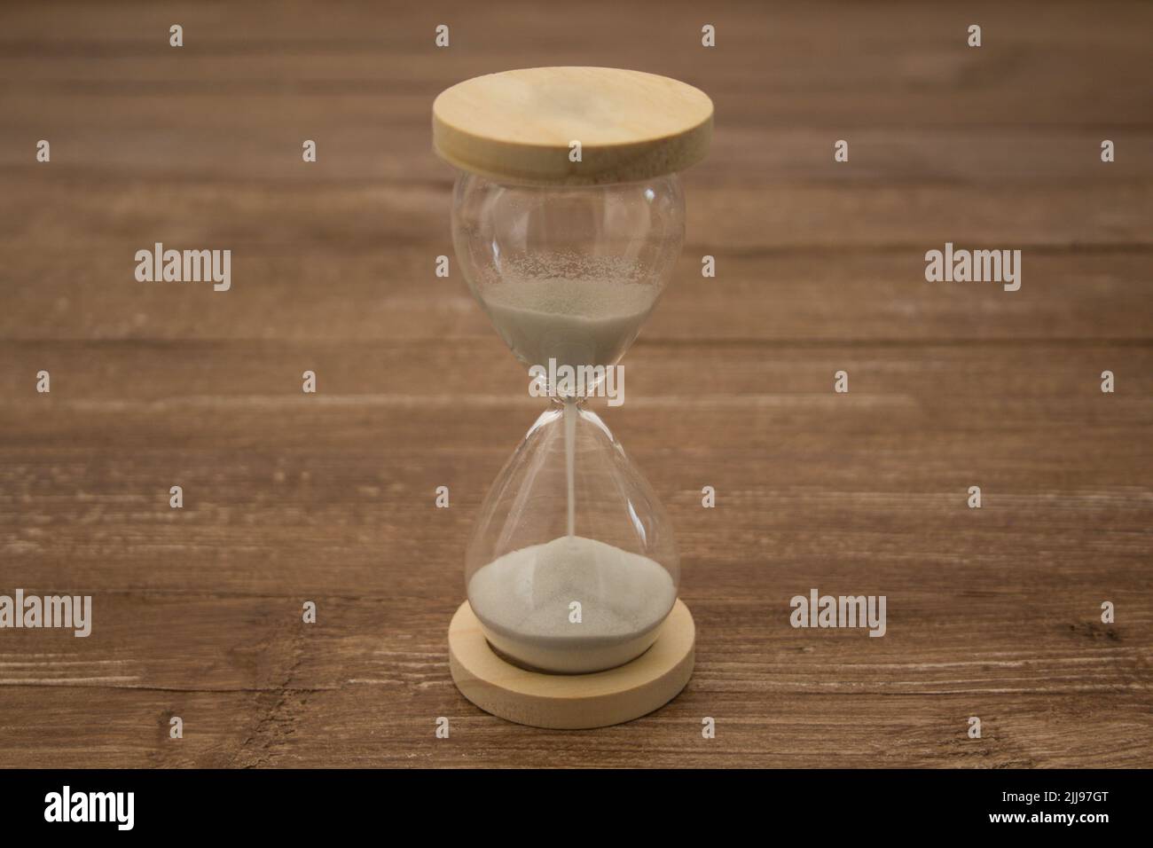 Imagen de un reloj de arena. Referencia al paso del tiempo Foto de stock