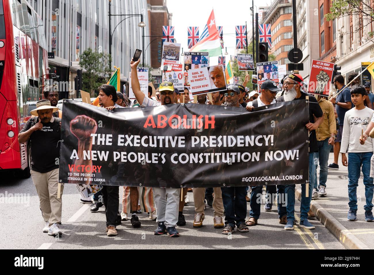 Londres, Reino Unido. 17 de julio de 2022. La gente de Sri Lanka marcha para exigir un cambio de sistema tras la renuncia del presidente Gotabaya Rajapaksa Foto de stock