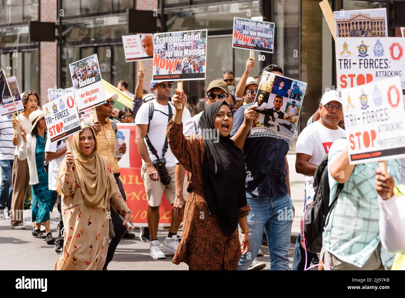 Londres, Reino Unido. 17 de julio de 2022. La gente de Sri Lanka marcha para exigir un cambio de sistema tras la renuncia del presidente Gotabaya Rajapaksa Foto de stock