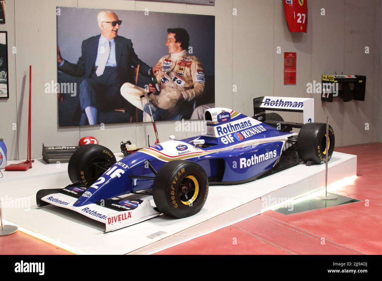 Nonantola (Módena) Italia, 2022 de julio - Williams Renault FW19 del piloto Jacques Villeneuve, campeón del mundo F1 1997, delante de una foto con Gilles Vil Foto de stock