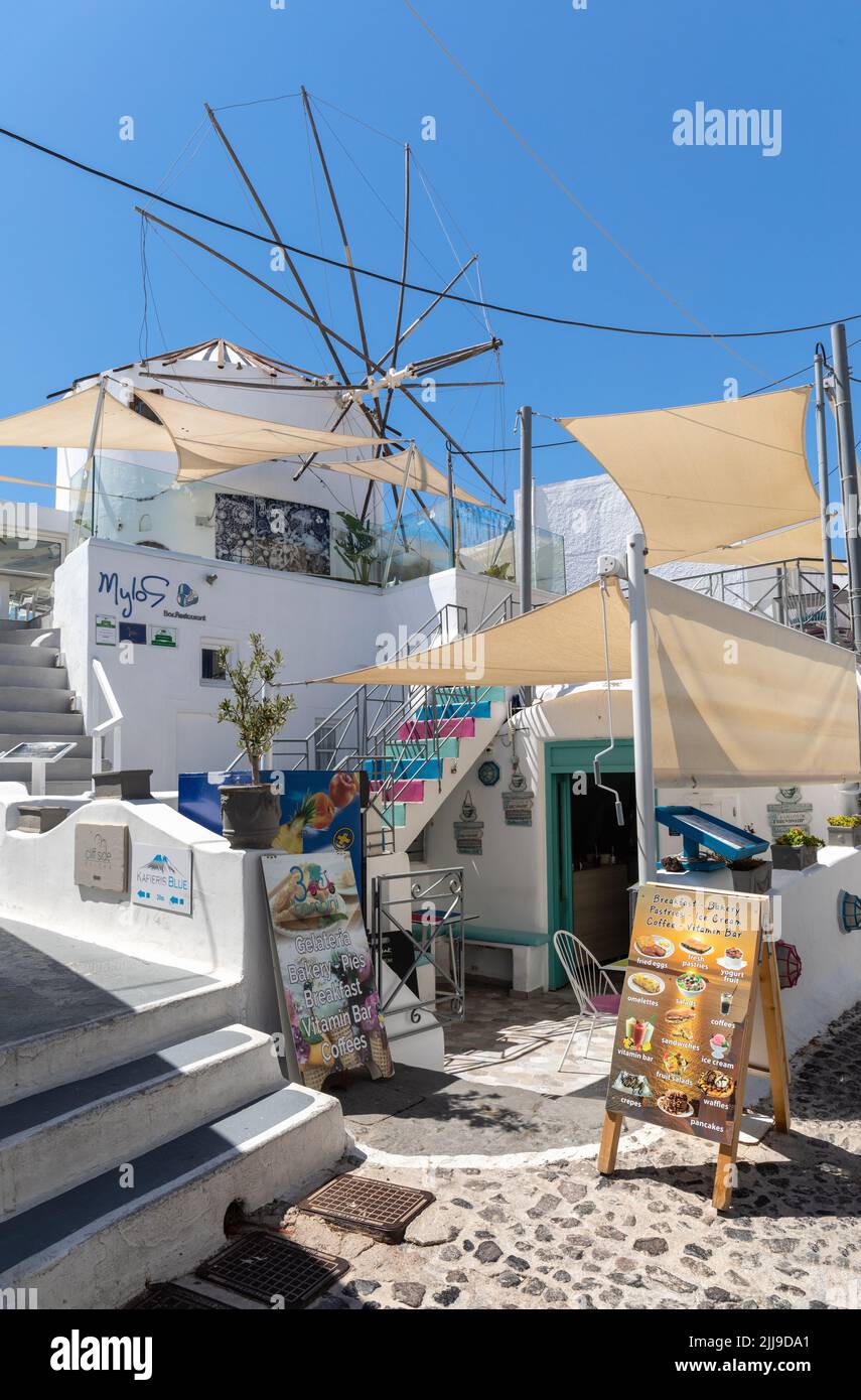 Mylos Bar Restaurante en Firostefani, Santorini, islas Cícladas, Grecia, Europa. Foto de stock