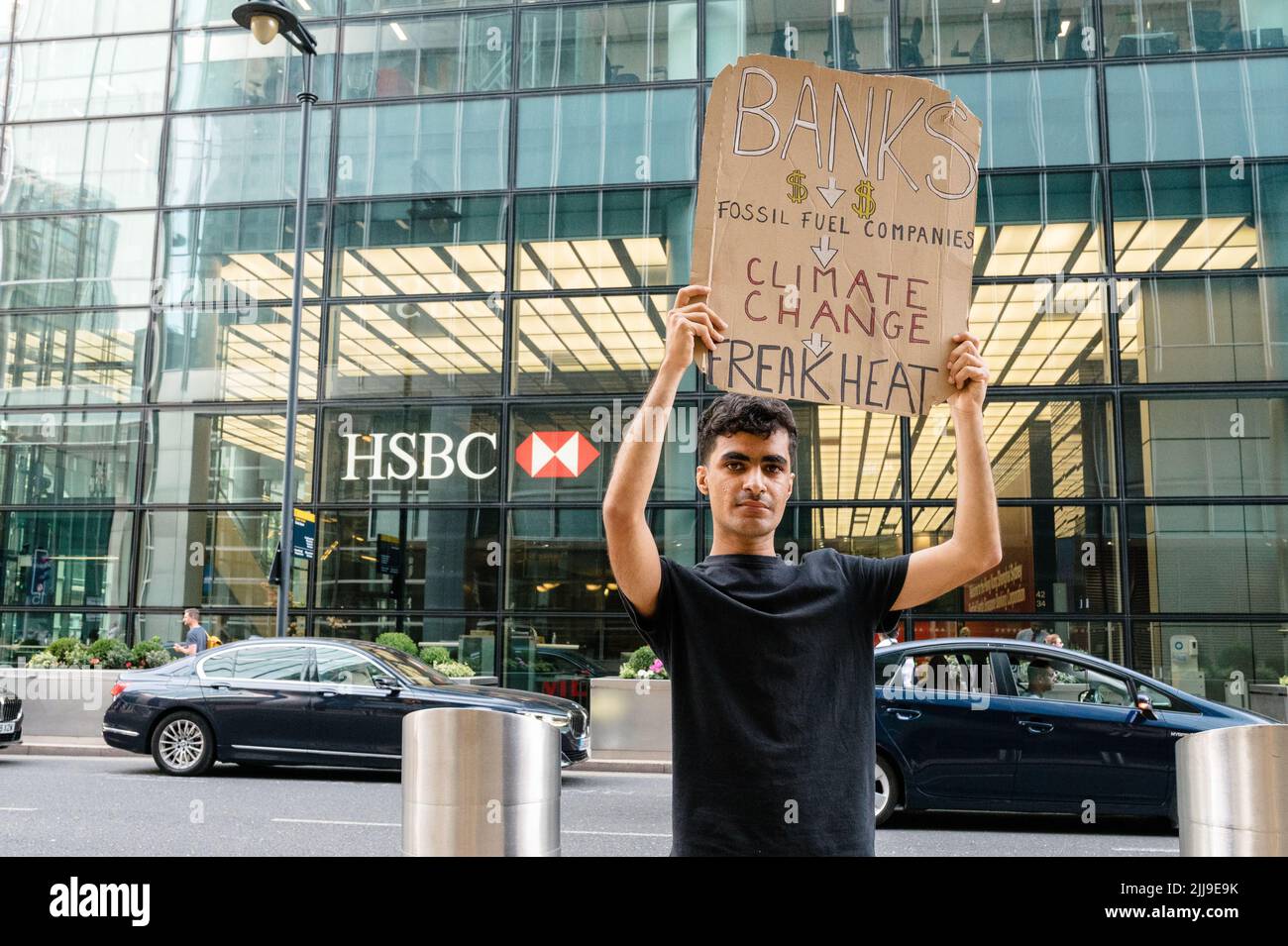 Londres, Reino Unido. 23 de julio de 2022. Activista de Fossil Free London organiza una protesta contra la inversión del banco en compañías de petróleo y gas Foto de stock