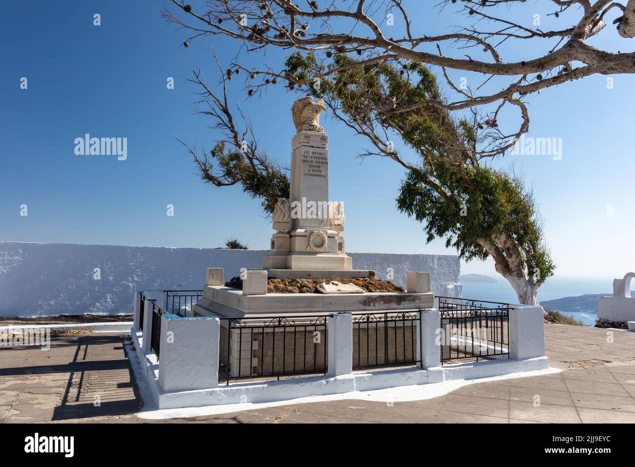 Memorial de fecha 1912 - 1922 situado en las afueras de la ciudad de Fira, islas Cícladas, Grecia, Europa Foto de stock