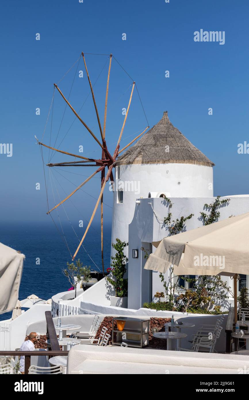 Molino de viento tradicional en Oia pueblo, Oia, Santorini, islas Cícladas, Grecia, Europa Foto de stock