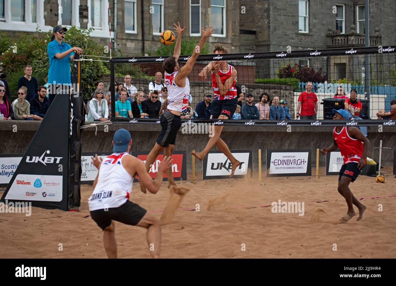 Edimburgo, Escocia, 24/07/2022, Final masculina para la Serie Grand Slam de Voleibol de la UKBT, Escocia 2022. 24th de julio de 2022. En rojo, Ganadores, Semilla 1: Freddie Bialokox e Issa Batrane, finalistas, Semilla 5: Christopher Datler Josue Seekings. El partido terminó con un fuerte aguacero empapando a los jugadores después de empezar con luz solar brillante, temperatura de 22 grados centígrados. Crédito: Arch White/alamy noticias en vivo Foto de stock