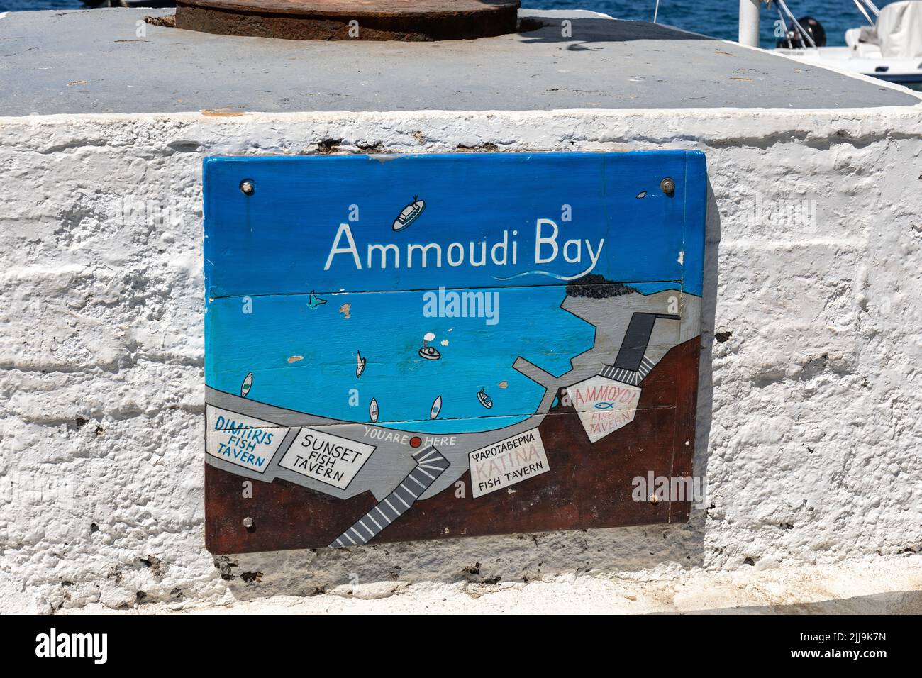 Ammoudi Bay signo de madera que muestra varias tabernas, Oia, Santorini, Grecia Foto de stock