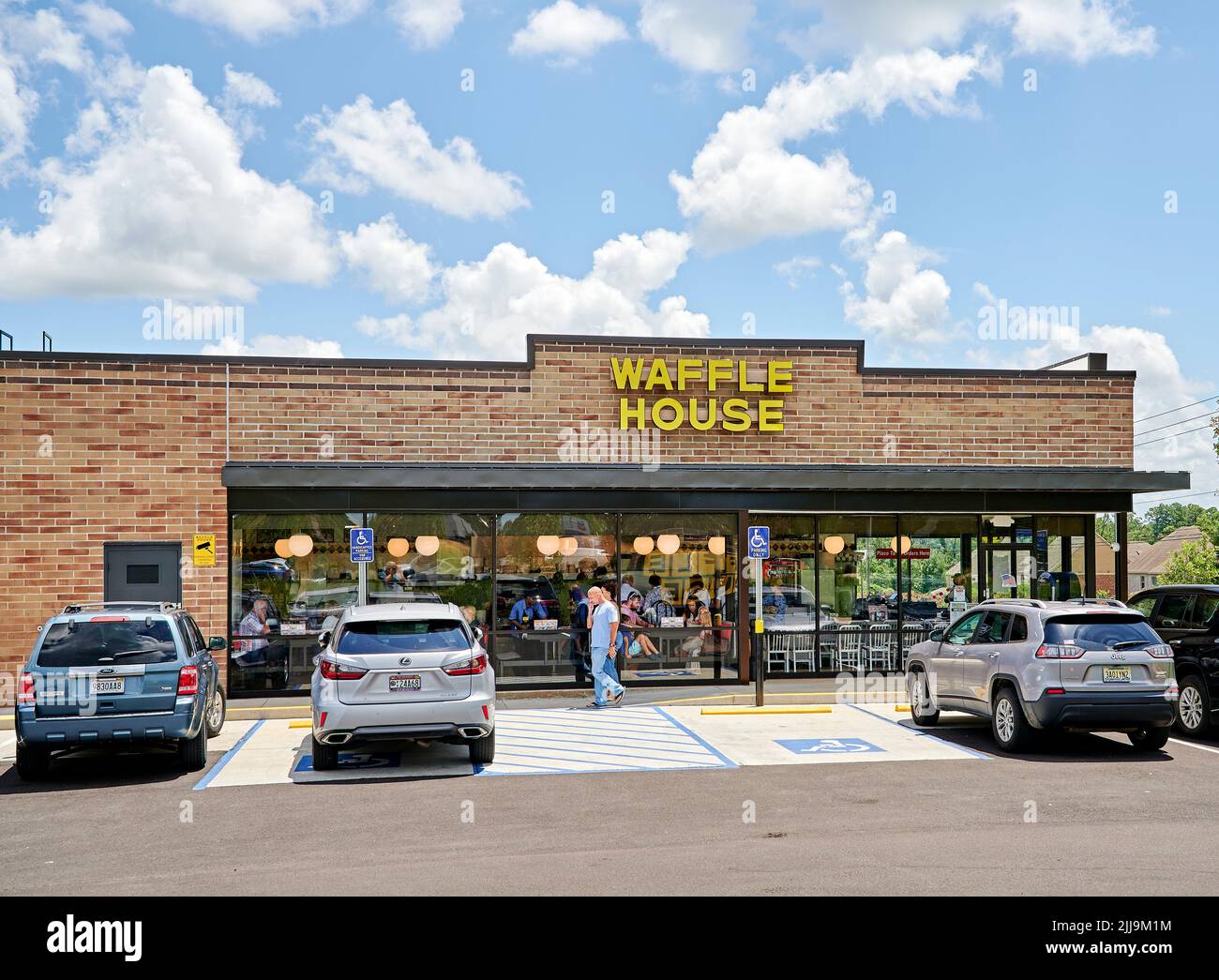 La gente sale de un Waffle House, un pequeño restaurante familiar de desayuno, entrada frontal exterior en Pike Road Alabama, Estados Unidos. Foto de stock