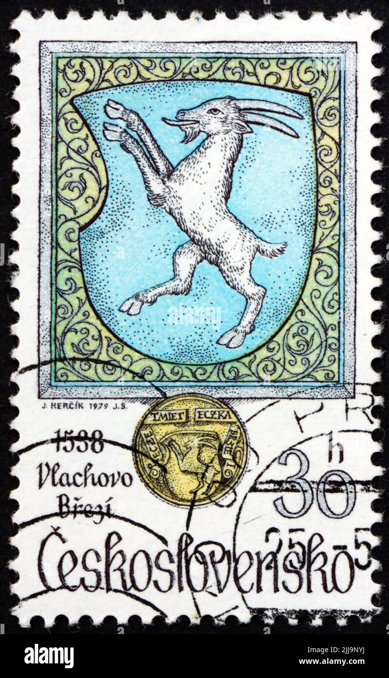 CHECOSLOVAQUIA - CIRCA 1979: Un sello impreso en Checoslovaquia muestra Armas de Vlachovo Brezi, desde 1538, animales en Heráldry, circa 1979 Foto de stock