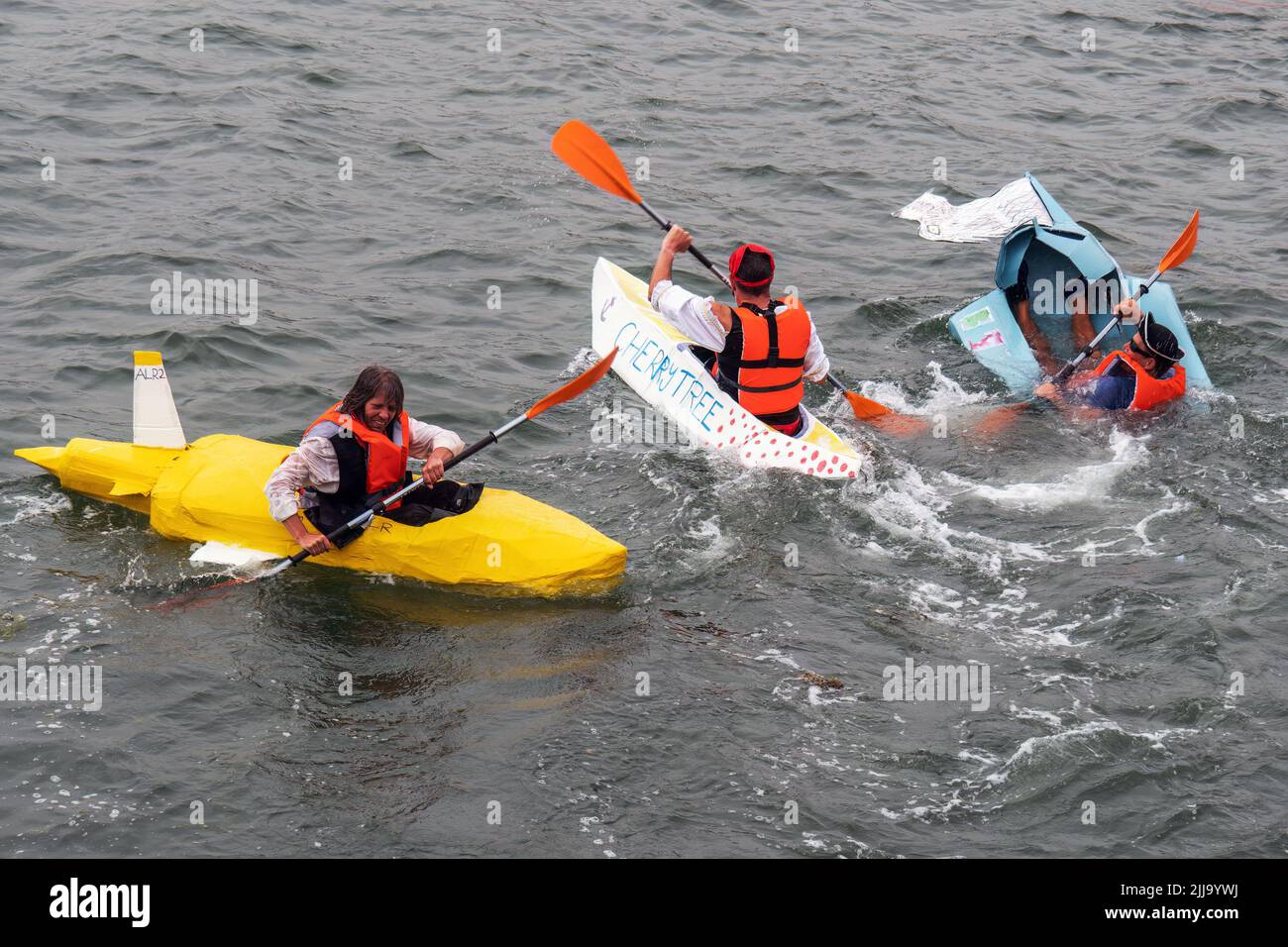 BIDEFORD, DEVON, INGLATERRA - JULIO 24 2022: Participantes en la carrera anual de barcos de cartón del Festival del Agua, River Torridge. Día lluvioso. Foto de stock