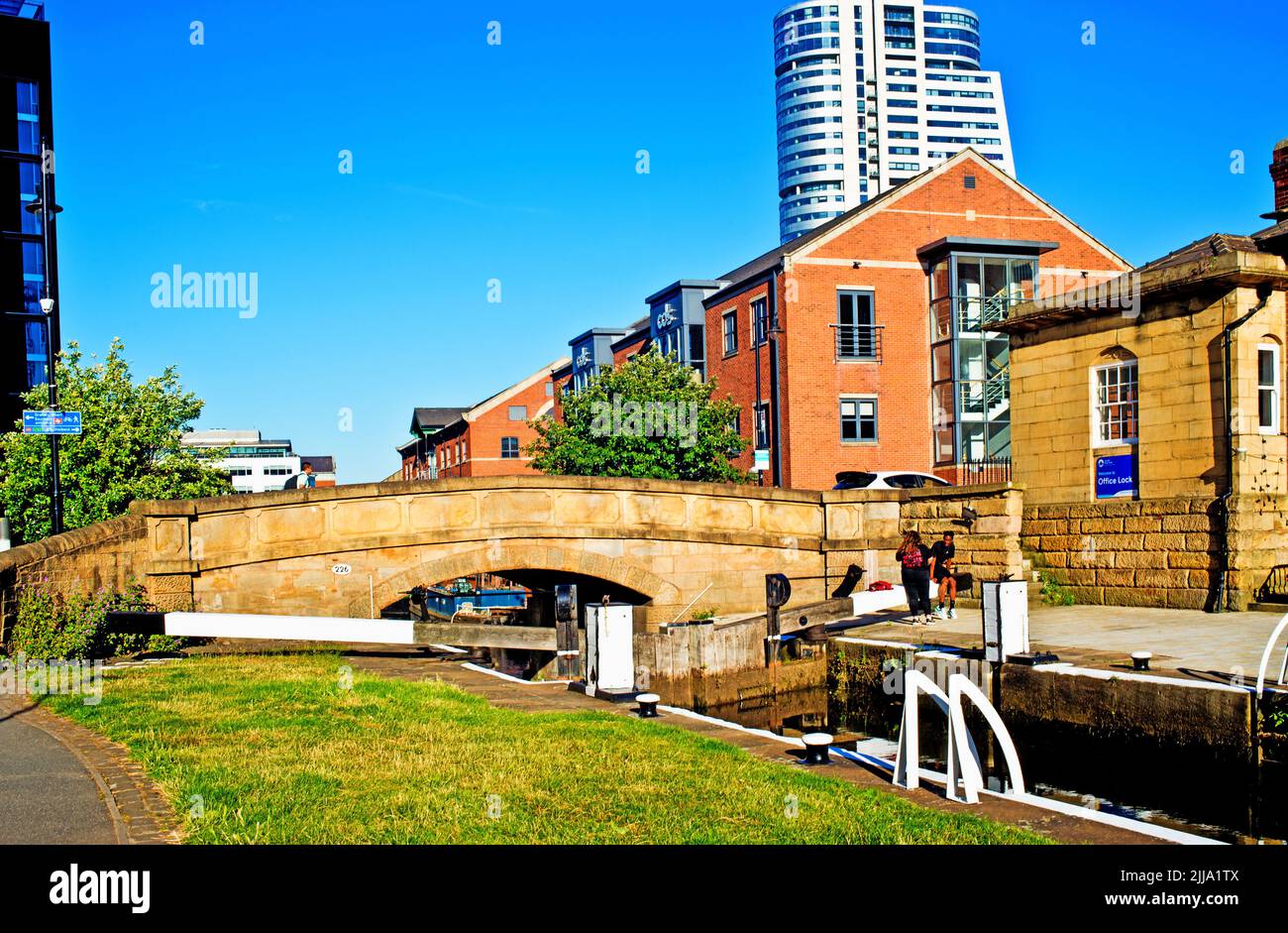 Esclusas en Leeds al canal de Liverpool, Leeds, Inglaterra Foto de stock