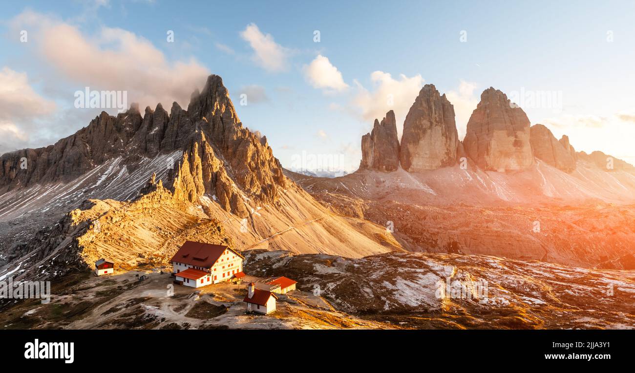 Increíble puesta de sol en el Tre Cime di Lavaredo y rifugio Locatelli en los Alpes Dolomitas. Tres picos de Lavaredo, Dolomitas, Tirol del Sur, Italia, Europa. Panorama de fotografía de paisaje Foto de stock
