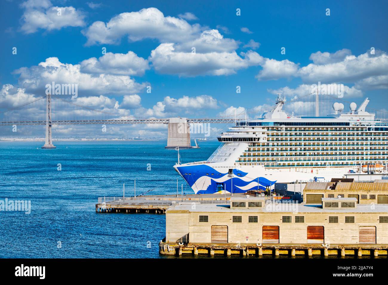 Princess Cruise Ship y Bay Bridge Foto de stock