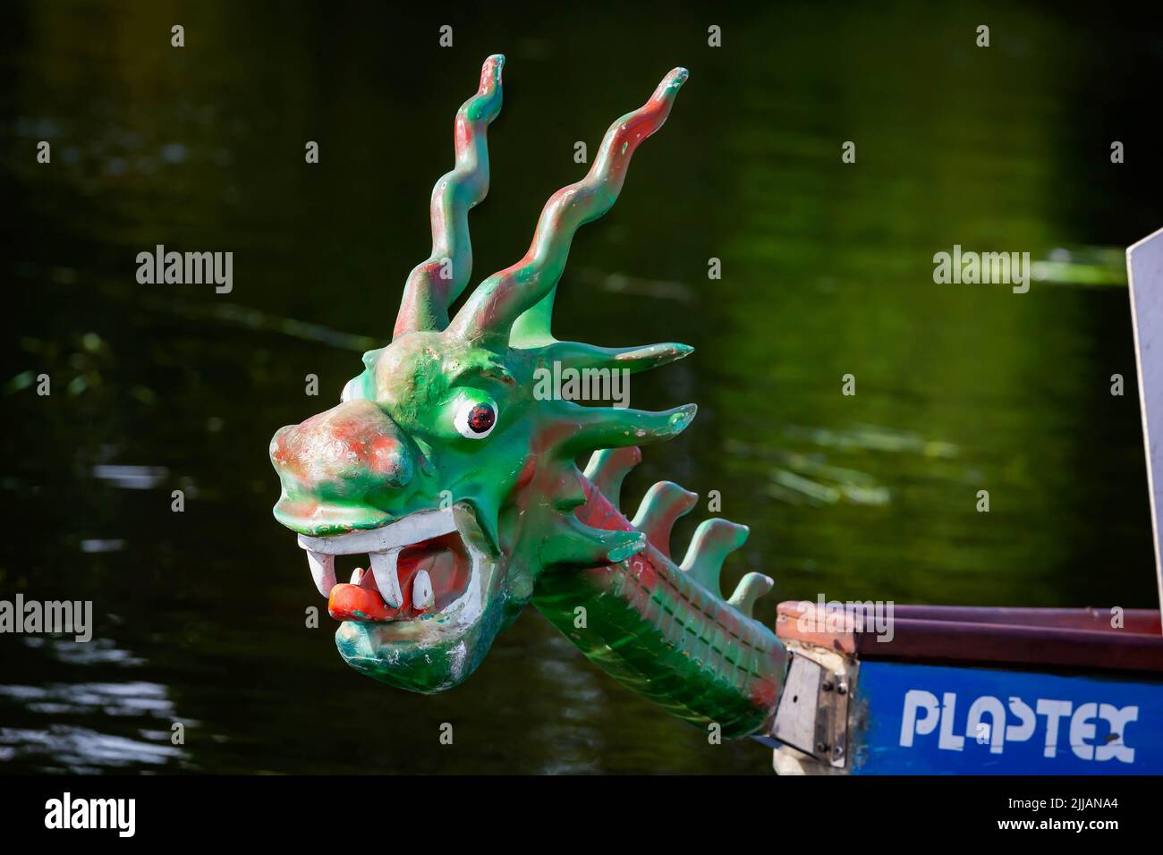Cabeza de dragón en la parte delantera de un barco utilizado para las carreras de Dragon Boat Foto de stock