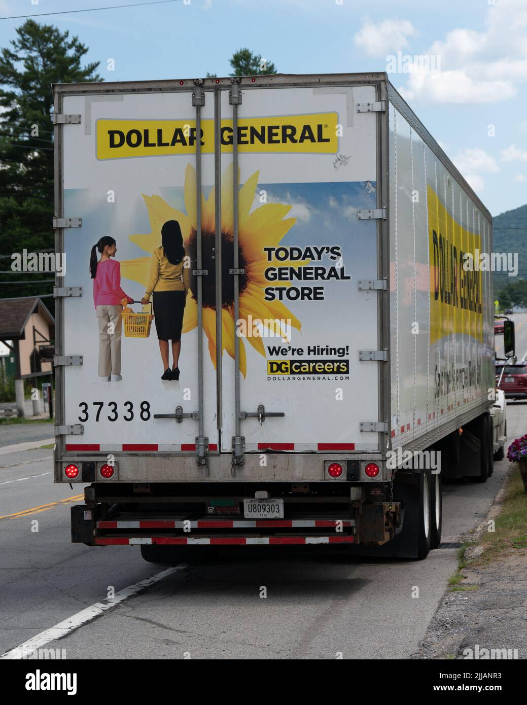 Vista trasera de un camión remolque Family Dollar en el lado de la carretera en Speculator, NY USA Foto de stock