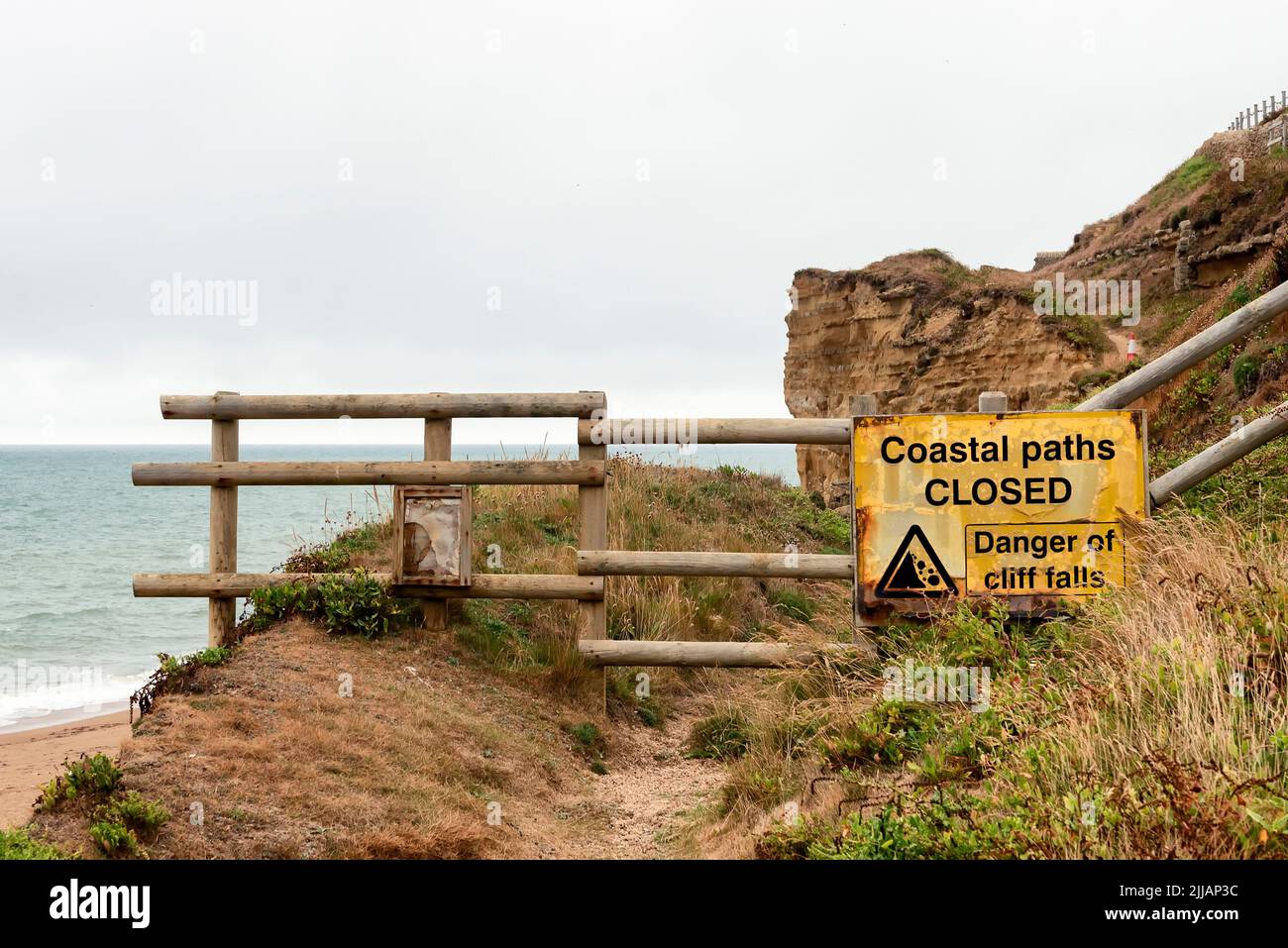 Señal: Camino costero cerrado - peligro de caídas de acantilados Foto de stock