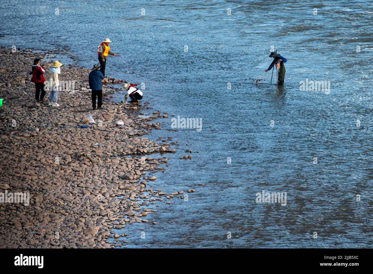 (220725) -- YUSHU, 25 de julio de 2022 (Xinhua) -- Miembros de un equipo de expedición científica recolectan muestras de vida acuática de la región de las cabeceras del río Lancang en el condado de Zadoi, Prefectura Autónoma Tibetana de Yushu, provincia Qinghai, noroeste de China, 24 de julio de 2022. Científicos chinos lanzaron el domingo una expedición en las cabeceras de los ríos Yangtze y Lancang en la provincia Qinghai, noroeste de China, para investigar los recursos hídricos y el medio ambiente ecológico de la región. La expedición llevará a cabo investigaciones científicas sobre los recursos hídricos, hidrología fluvial, ecología del agua Foto de stock