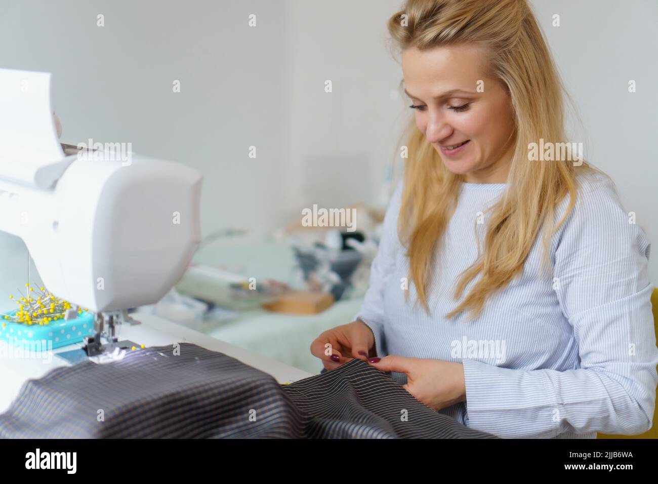 pagar Panorama Interior Mujer costurera trabaja en máquina de coser. Lugar de trabajo de  confección. Trabajo a medida en casa Fotografía de stock - Alamy