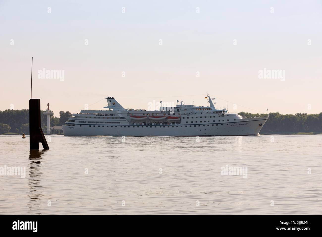 Stade, Alemania – 19 de julio de 2022: Crucero OCEAN MAJESTY, navegando bajo bandera portuguesa, en el río Elba con rumbo a Hamburgo. Foto de stock