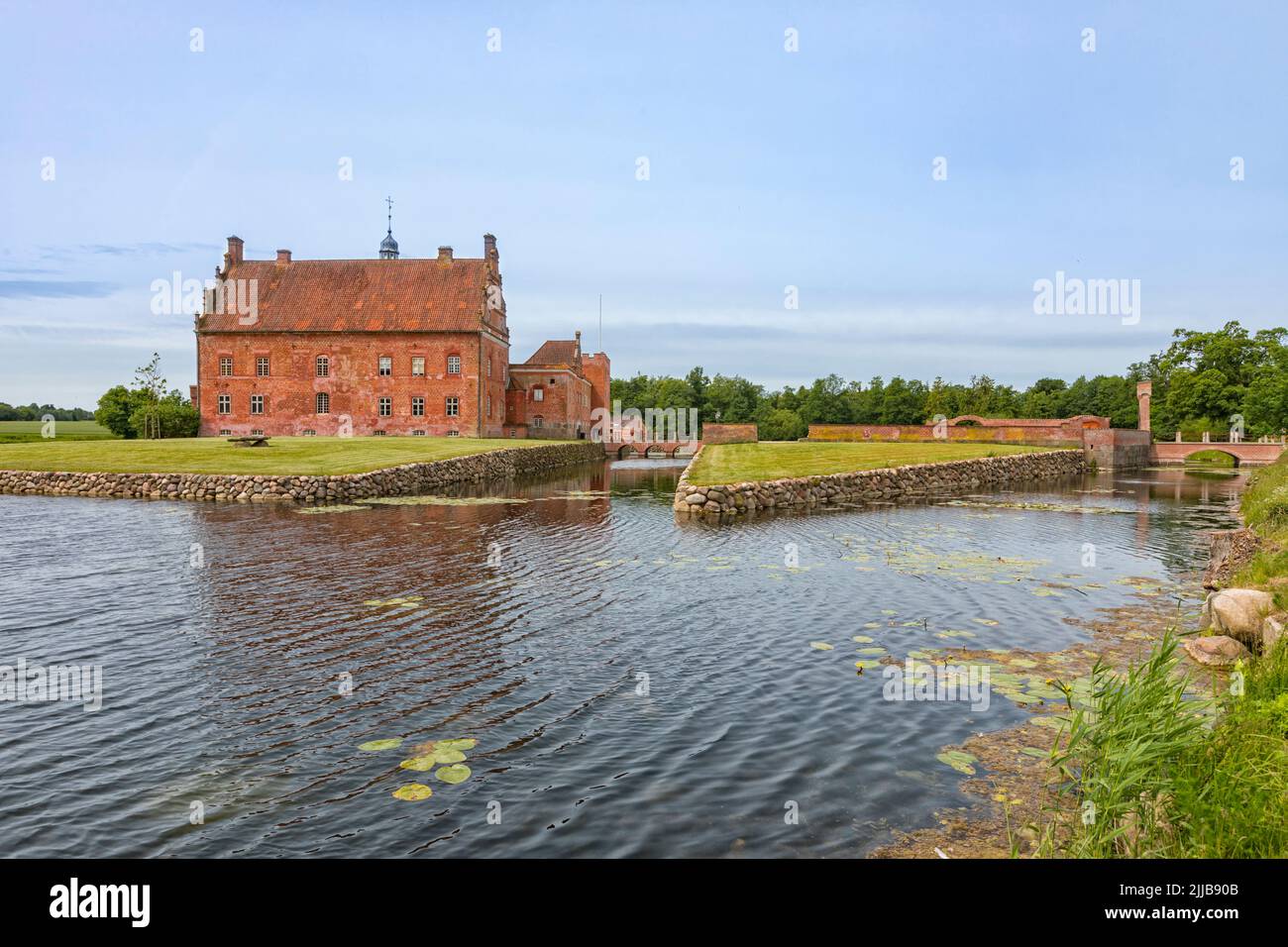 Broholm Slot, castillo del siglo 14th cerca de Svendborg, isla Funen, Dinamarca Foto de stock