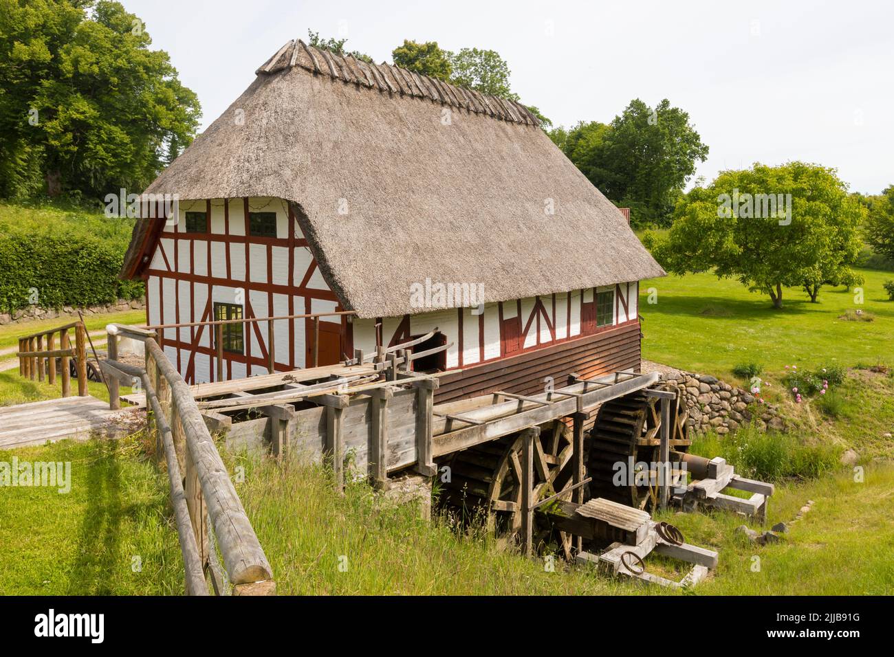 Histórico molino de agua de entramado de madera con techo de paja en Vejstrup, Funen, Dinamarca Foto de stock