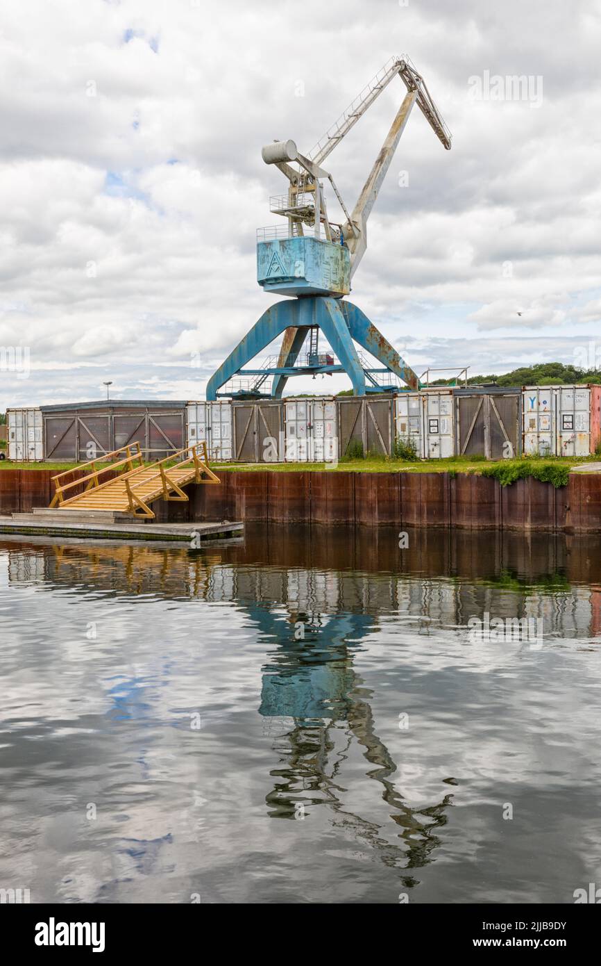 Grúa histórica en el puerto de Odense, Funen, dinamarca Foto de stock