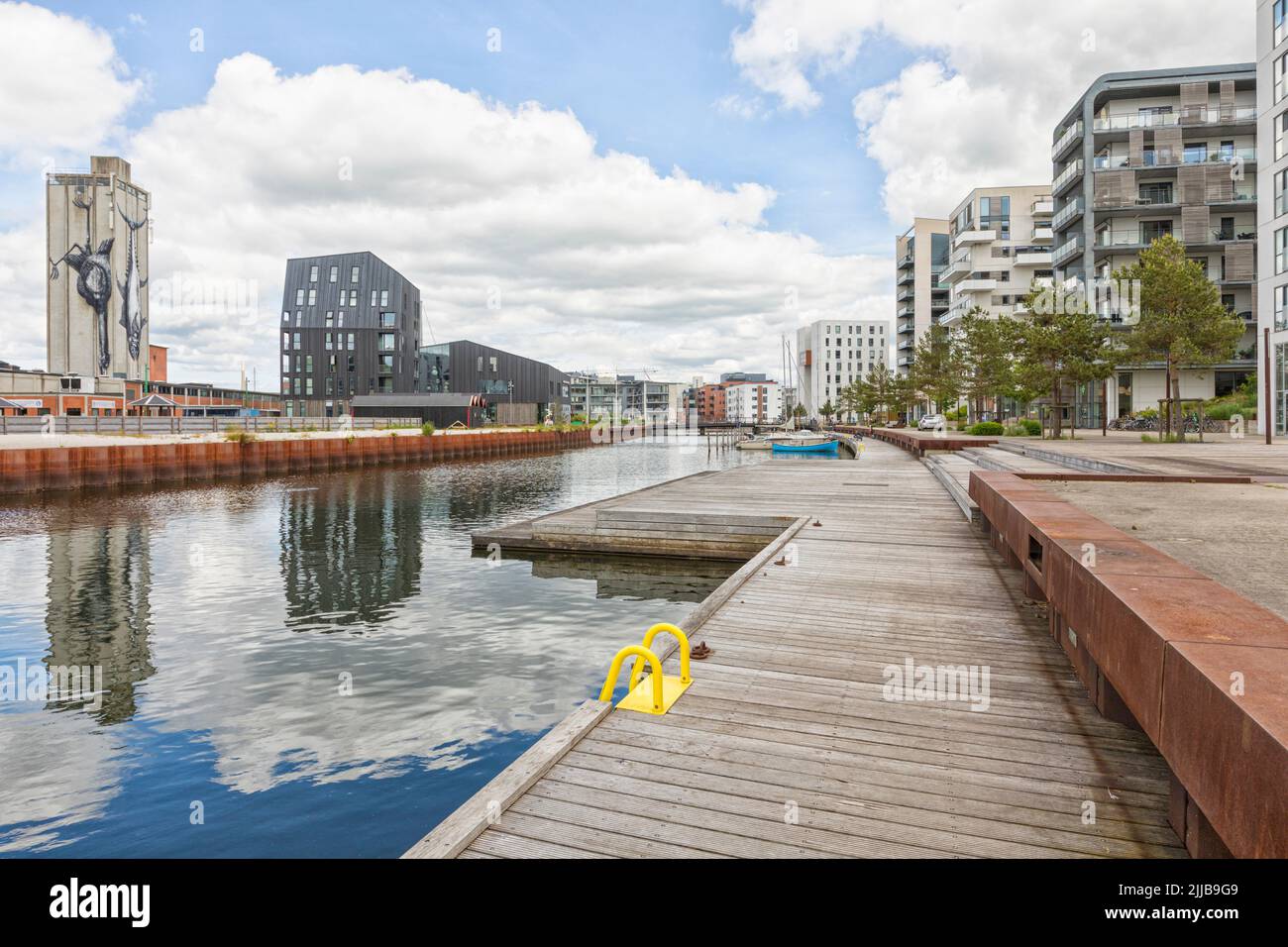 Arquitectura contemporánea y puerto deportivo en el antiguo puerto de Odense Foto de stock