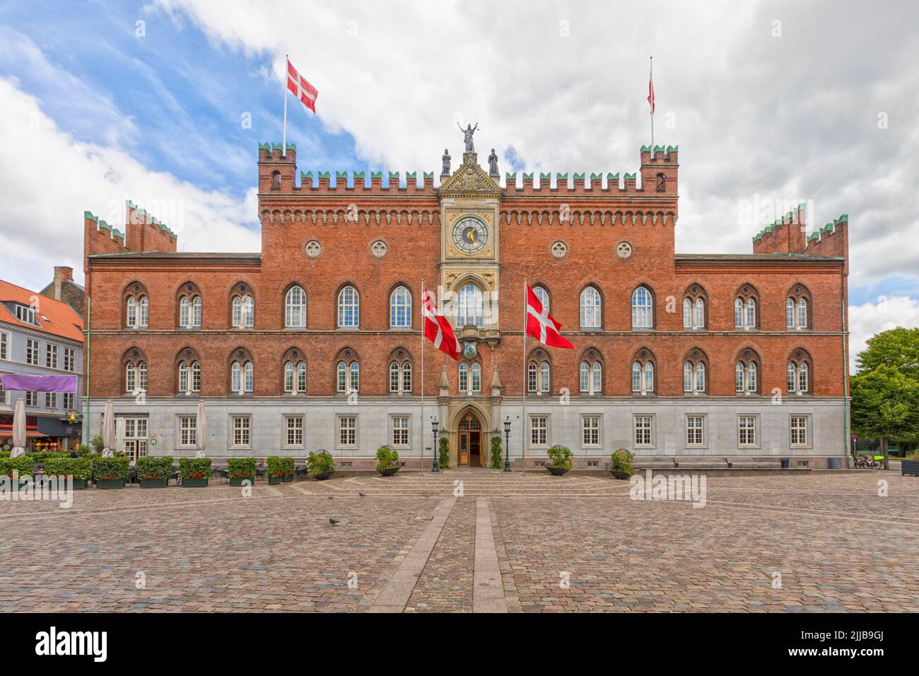 Ayuntamiento de Odense, construido en el estilo del historicismo, parecido al Palazzo Publico de Siena Foto de stock