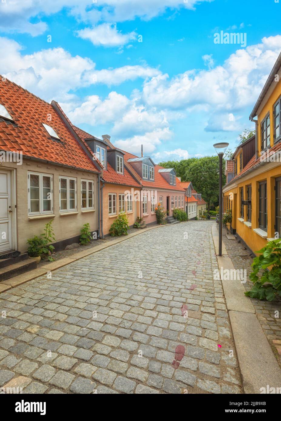Idílico callejón adoquinado en el casco antiguo de Odense Foto de stock