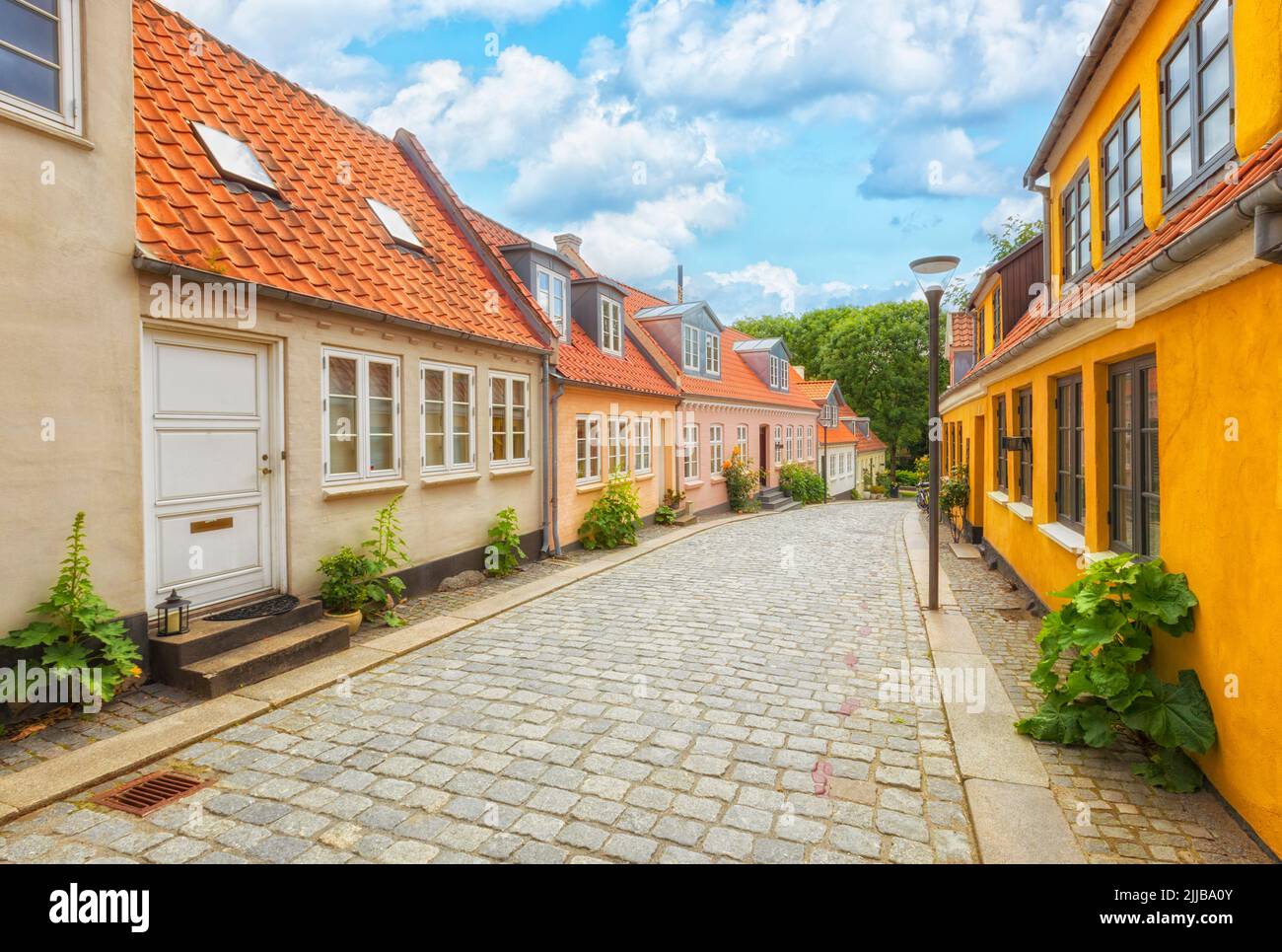 Paaskestræde, un idílico callejón adoquinado en el casco antiguo de Odense Foto de stock