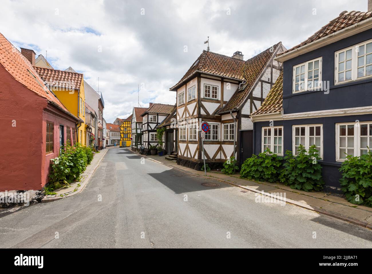 Calle con casas de entramado de madera en el casco antiguo histórico de Svendborg, Funen, Dinamarca Foto de stock