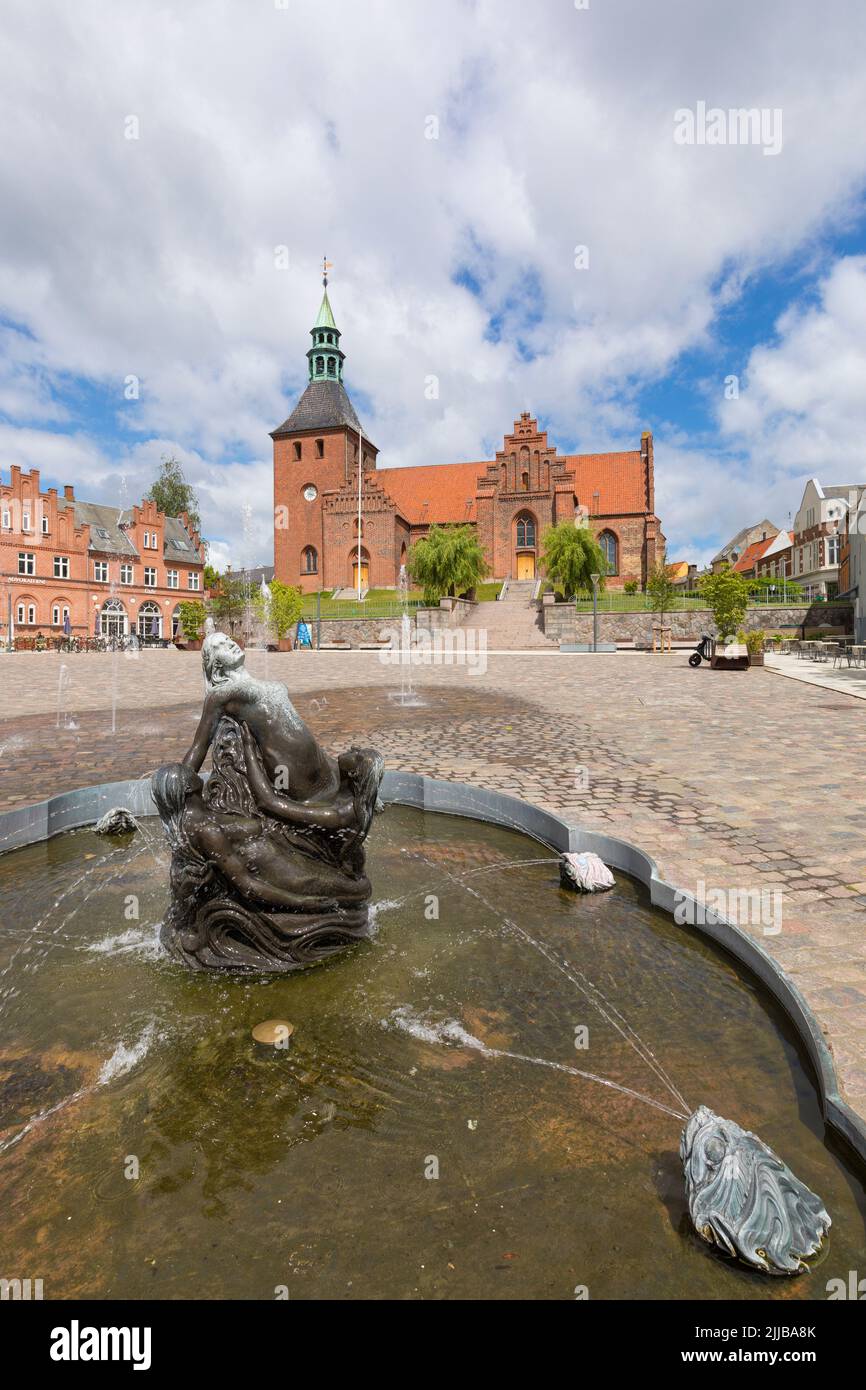 Torvet, la plaza de Svendborg, Dinamarca, con la Iglesia de Nuestra Señora y la Fuente de la Sirenita Foto de stock