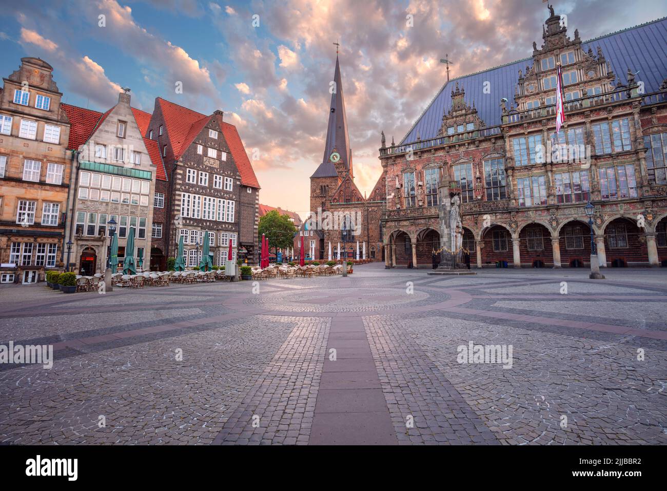 Bremen, Alemania. Imagen del paisaje urbano de la ciudad hanseática de Bremen, Alemania, con la histórica plaza del mercado y el ayuntamiento al amanecer en verano. Foto de stock