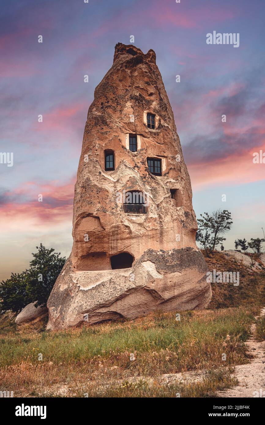 Formación rocosa utilizada como vivienda cerca del Castillo de Uchisar. Turquía. Foto de stock